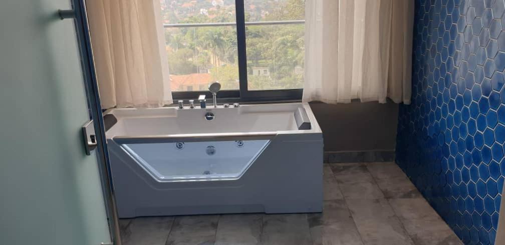 Zara Garden Hotel And Apartments カンパラ エクステリア 写真